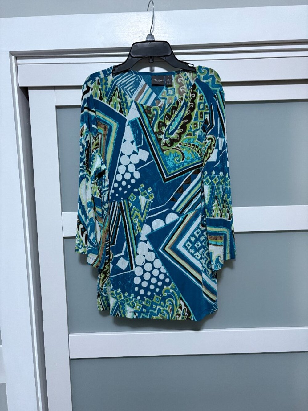 Travelers by Chicos sz 1 Ladies Packable 3/4 Shirt Blouse Pailey Geo Print EUC